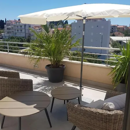 Mario Apartment Split